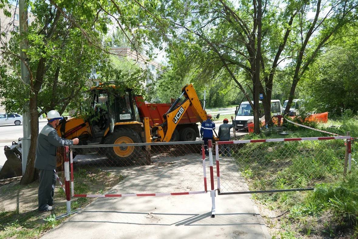 Губернатор ознакомился с ходом ремонтных работ сетей водоканала на ул. Лебедева-Кумача в Саратове