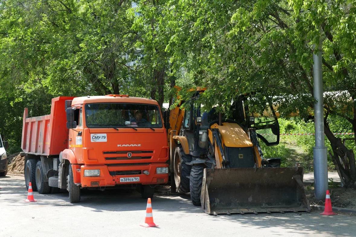 Губернатор ознакомился с ходом ремонтных работ сетей водоканала на ул. Лебедева-Кумача в Саратове