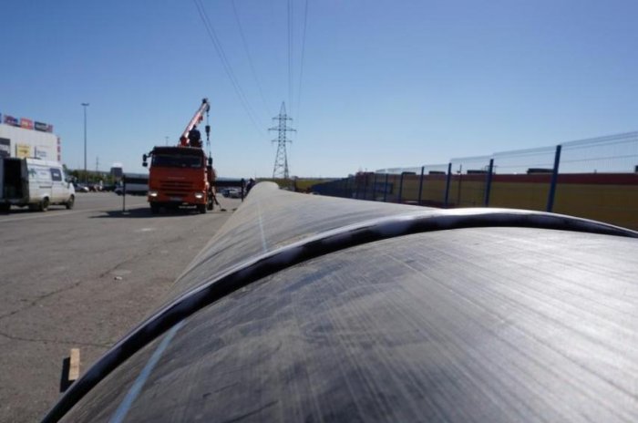 КВС уложили магистральный водовод под стоянкой "Хэппи Молла"