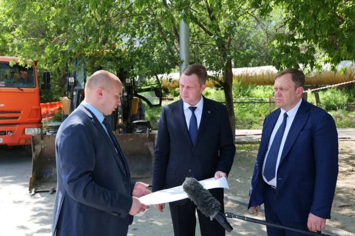 Губернатор ознакомился с ходом ремонтных работ сетей водоканала на ул. Лебедева-Кумача в Саратове