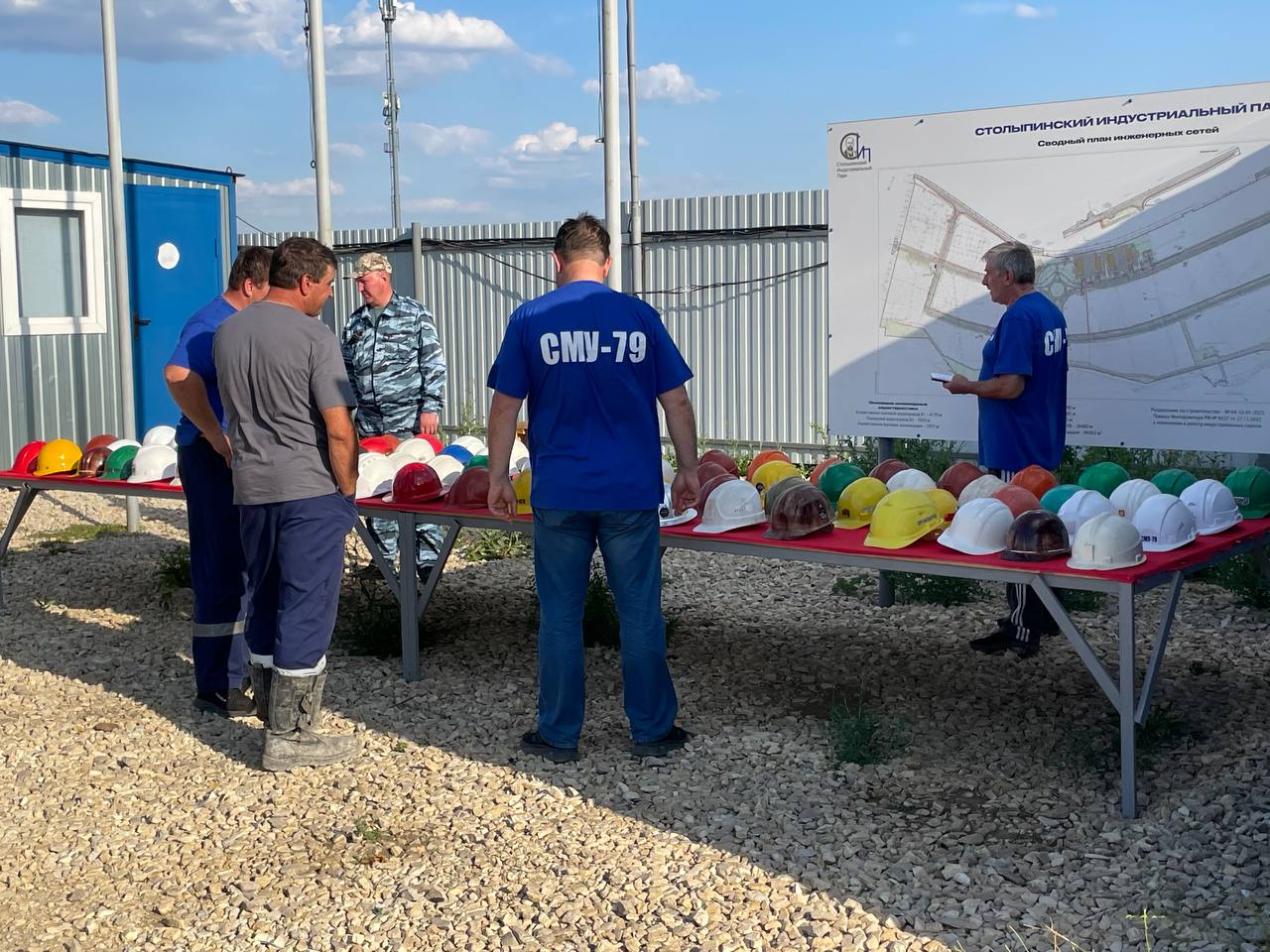 В преддверии Дня строителя в СМУ-79 организовали выставку касок