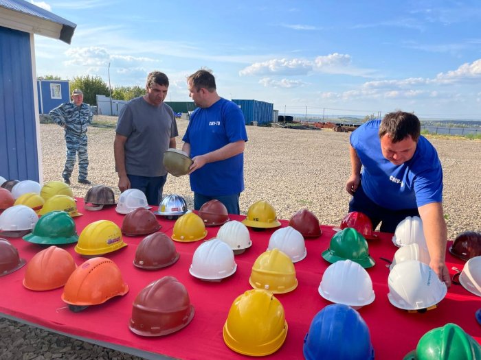 В преддверии Дня строителя в СМУ-79 организовали выставку касок