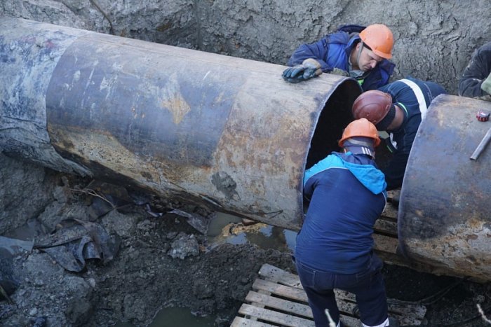 Коммунальщики начали подключать новый водопровод на окраине Саратова